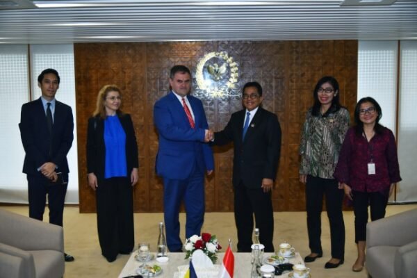 Perkuat Hubungan Diplomasi, Setjen DPR Terima Kunjungan Kehormatan Duta Rumania