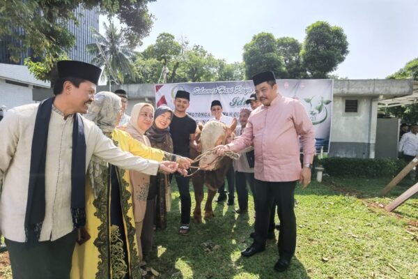 Peringati Idul Adha, Kesetjenan DPD RI Potong dan Bagikan Daging Kurban ke Pegawai dan Warga