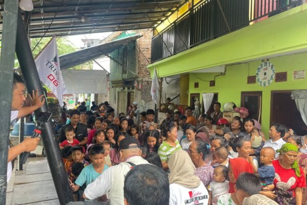 Laskar Trisaksti 08 Bagikan Paket Roti dan Susu ke Warga Klender