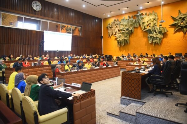 Mahasiswa Magang Merdeka Belajar Dinamika Parlemen dalam Simulasi Sidang RUU ITE