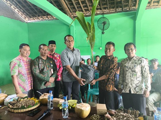 Abdul Kharis Tebar 11.000 Bibit Kelapa untuk Warga Boyolali, Jaga Kemandirian Ekonomi Desa